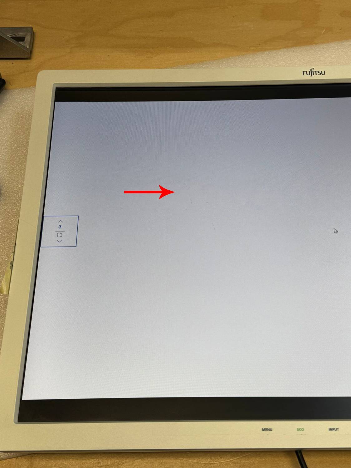 Fujitsu B-Line B24W-7 LED 24-Zoll Monitor IPS WUXGA 1920x1200 DP VGA DVI USB Lautsprecher 5ms weiß ohne Fuß Displaykratzer - Gebraucht