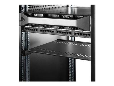 Ein schwarzes Servergestell mit montiertem Netzwerk-Switch, das mehrere Ethernet-Ports zeigt, als Teil einer Rechenzentrumsinfrastruktur.