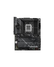 Draufsicht auf ein schwarzes Computermotherboard, das die CPU-Buchse, RAM-Steckplätze, Erweiterungssteckplätze und Kühlkörper zeigt.