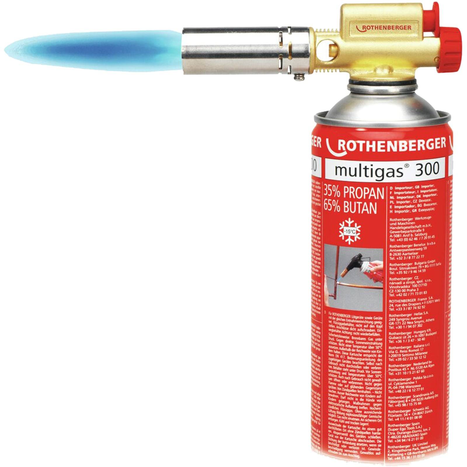 Eine tragbare Butangasfackel mit blauer Flamme, angeschlossen an eine rote 'Rothenberger Multigas 300' Gaskartusche, verwendet zum Löten oder Erhitzen.