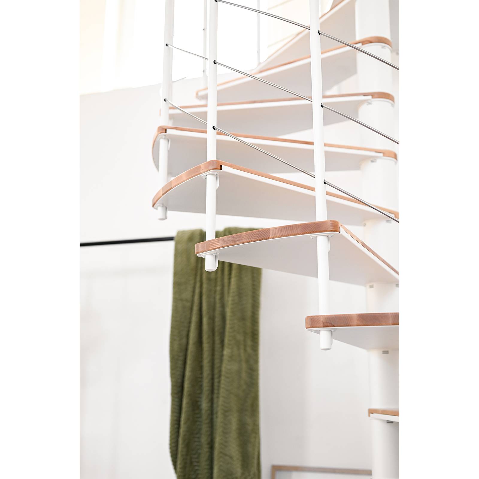 Minka Spindeltreppe Fusion 37 - 295cm Geschosshöhe Buche Weiß 160cm Durchmesser