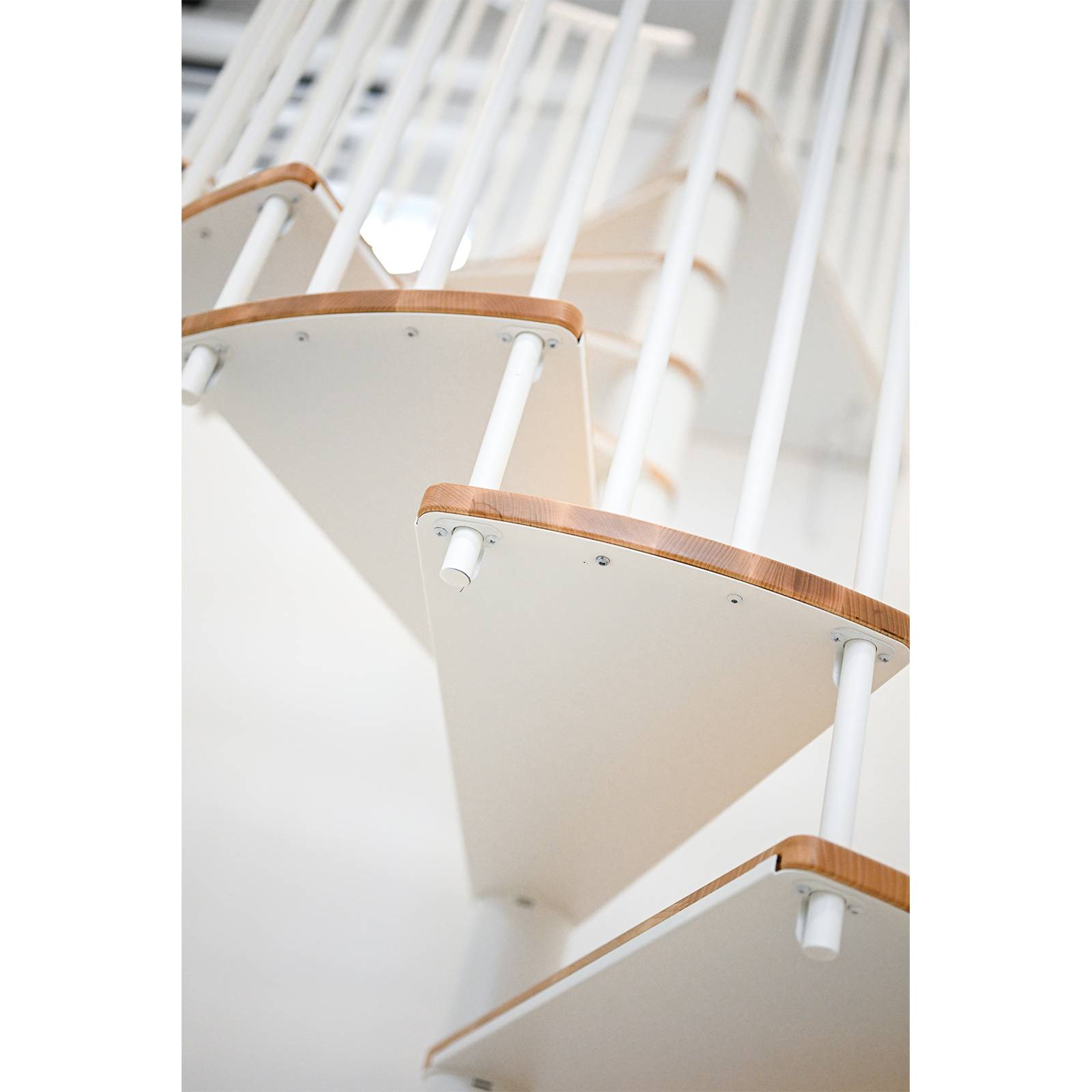 Minka Spindeltreppe Switch 36 - 295cm Geschosshöhe Eiche Weiß 140cm Durchmesser