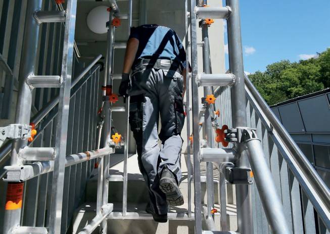 Layher Treppen-Kit für Fahrgerüst SoloTower P2 SafetyPlus mit 2 Durchgängen 4,65m AH