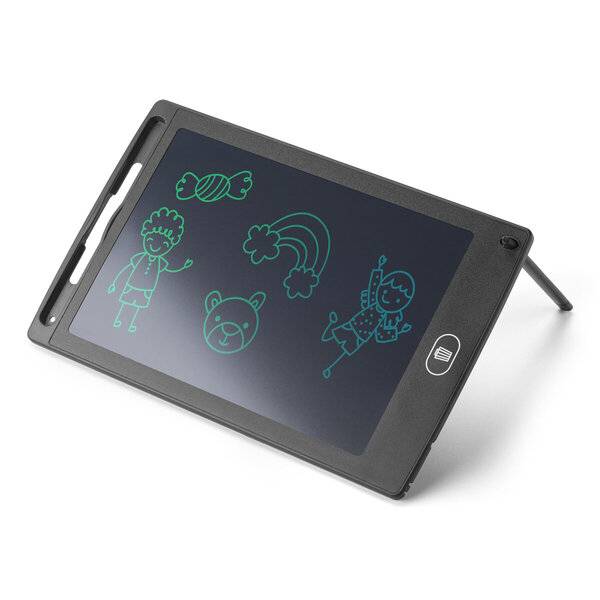 Schwarzes LCD-Schreibtablett mit Kritzeleien von Süßigkeiten, einem Kind, einem Regenbogen, einem Bärenkopf und einer Ballerina, mit Stifthalter auf weißem Hintergrund.
