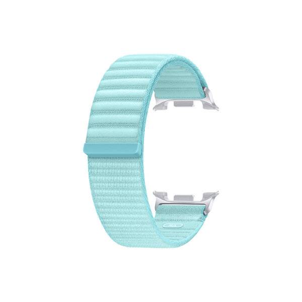 Hellblaues strukturiertes Smartwatch-Armband mit gebogenem, offenem Design auf weißem Hintergrund.