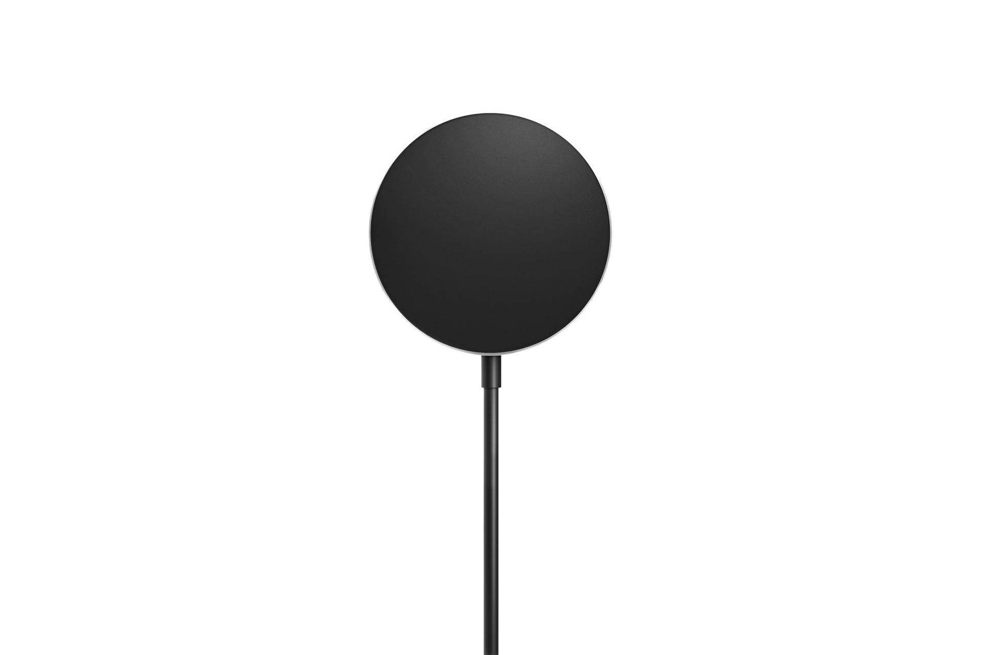 Ein schwarzes rundes Schild oder eine schwarze Scheibe, die auf einem dünnen vertikalen Pfosten vor einem einfachen weißen Hintergrund angebracht ist.