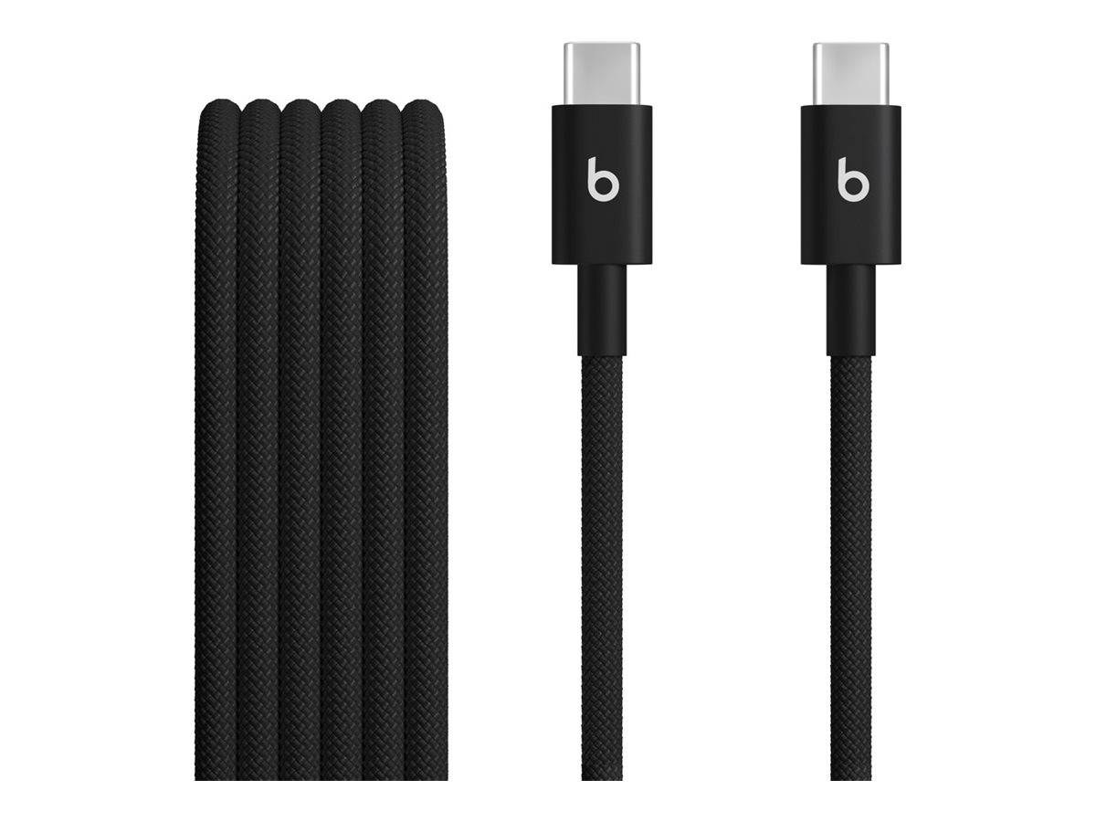 Schwarzes geflochtenes USB-C-Ladekabel, das auf der linken Seite aufgewickelt gezeigt wird und auf der rechten Seite mit zwei Steckerköpfen versehen ist, die jeweils mit einem weißen „b