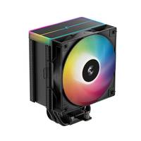 Ein schwarzer CPU-Kühler mit einem Regenbogen-RGB-Lüfter und einer oberen Lichtleiste, isoliert auf weißem Hintergrund dargestellt.