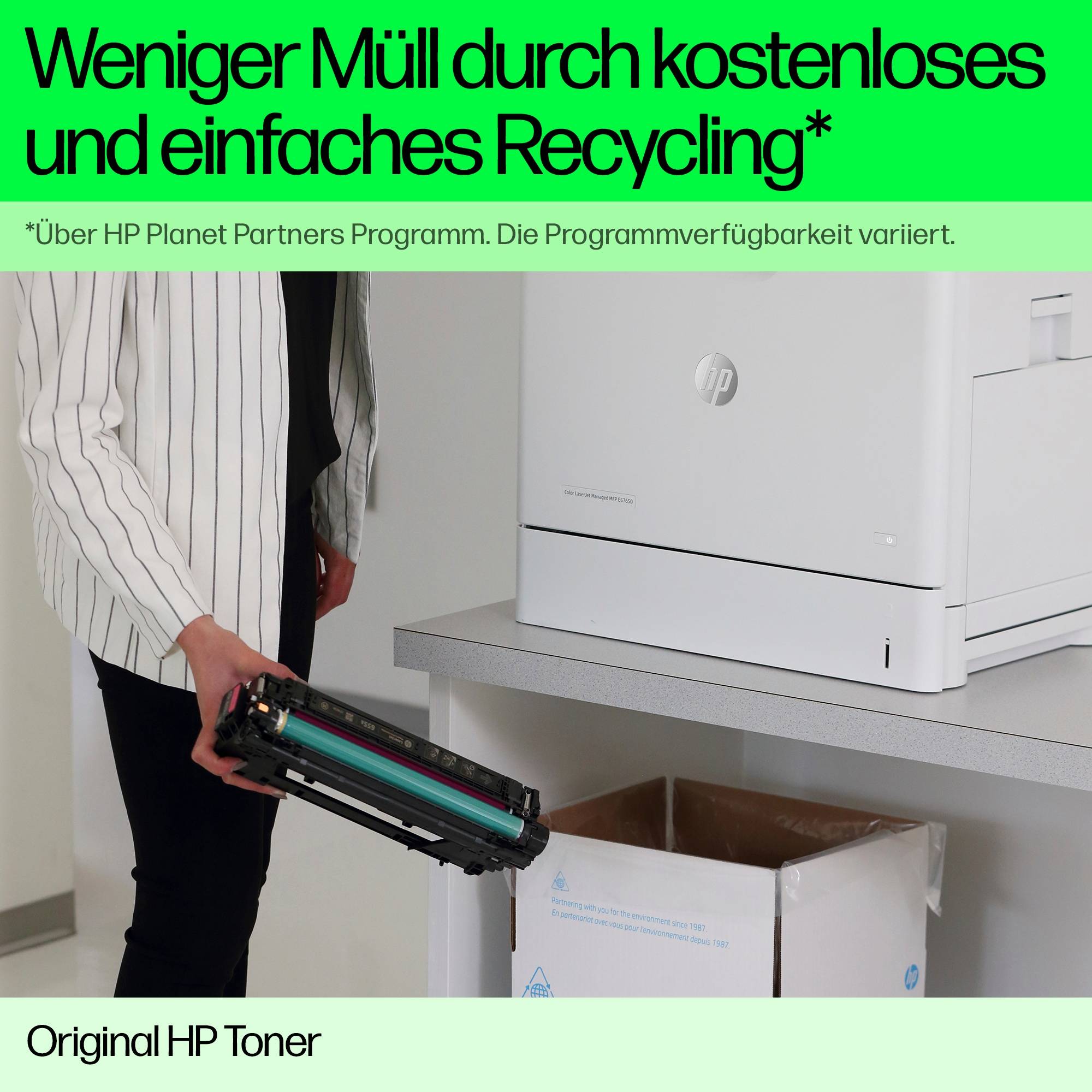 Eine Person legt eine HP-Tonerkartusche in eine Recyclingbox neben einem HP-Drucker und fördert damit weniger Abfall durch kostenloses, einfaches Recycling.