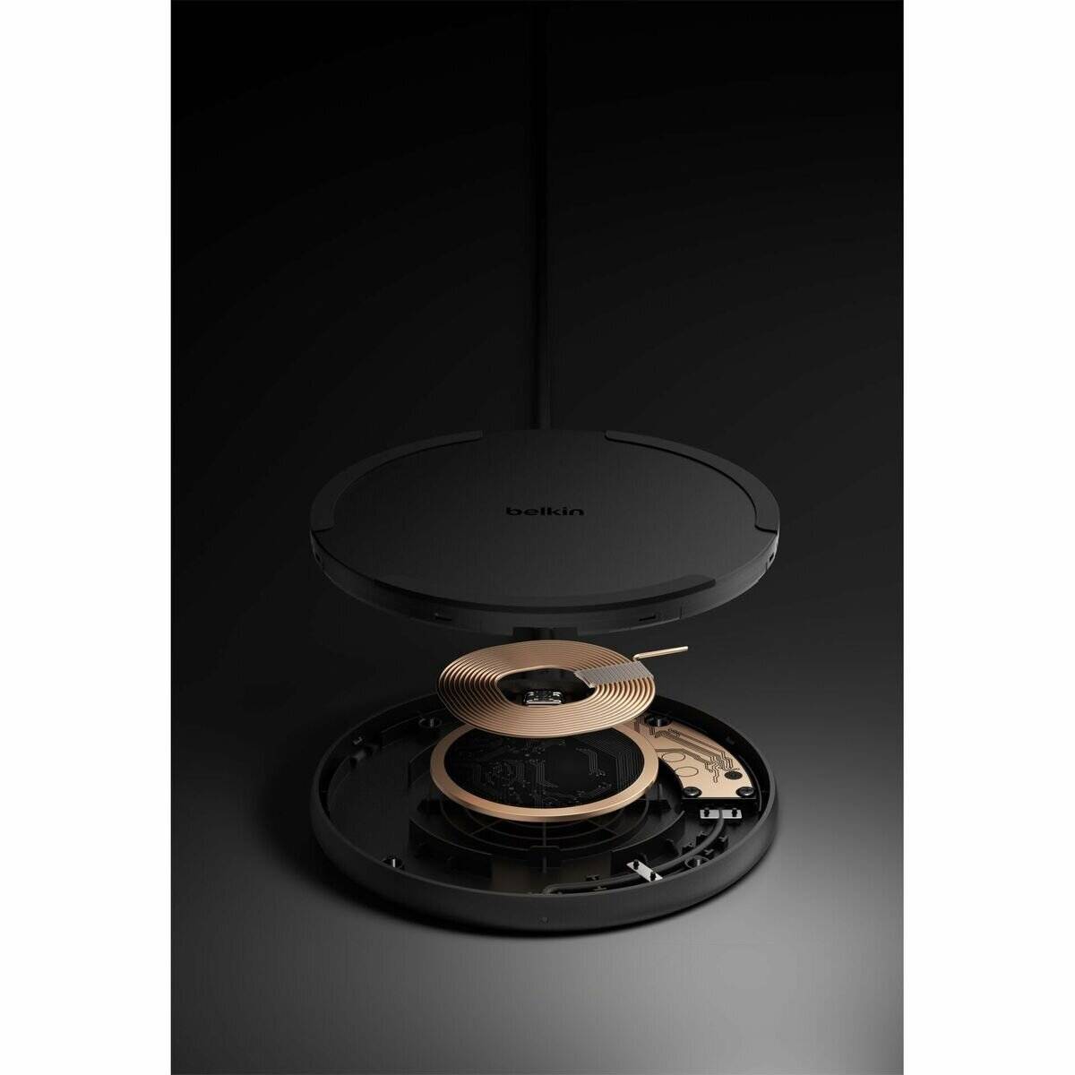 Explosionszeichnung eines schwarzen Belkin-Ladepads mit seiner internen Wireless-Charging-Spule und Komponenten.