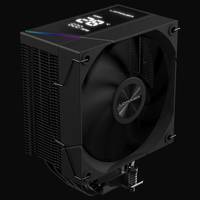 Ein schwarzer Computer-Kühlventilator mit einer digitalen Anzeige auf der Oberseite, die weiße Zahlen zeigt. Der Ventilator ist in einen schwarzen Rahmen und einen Kühlkörper eingebettet.