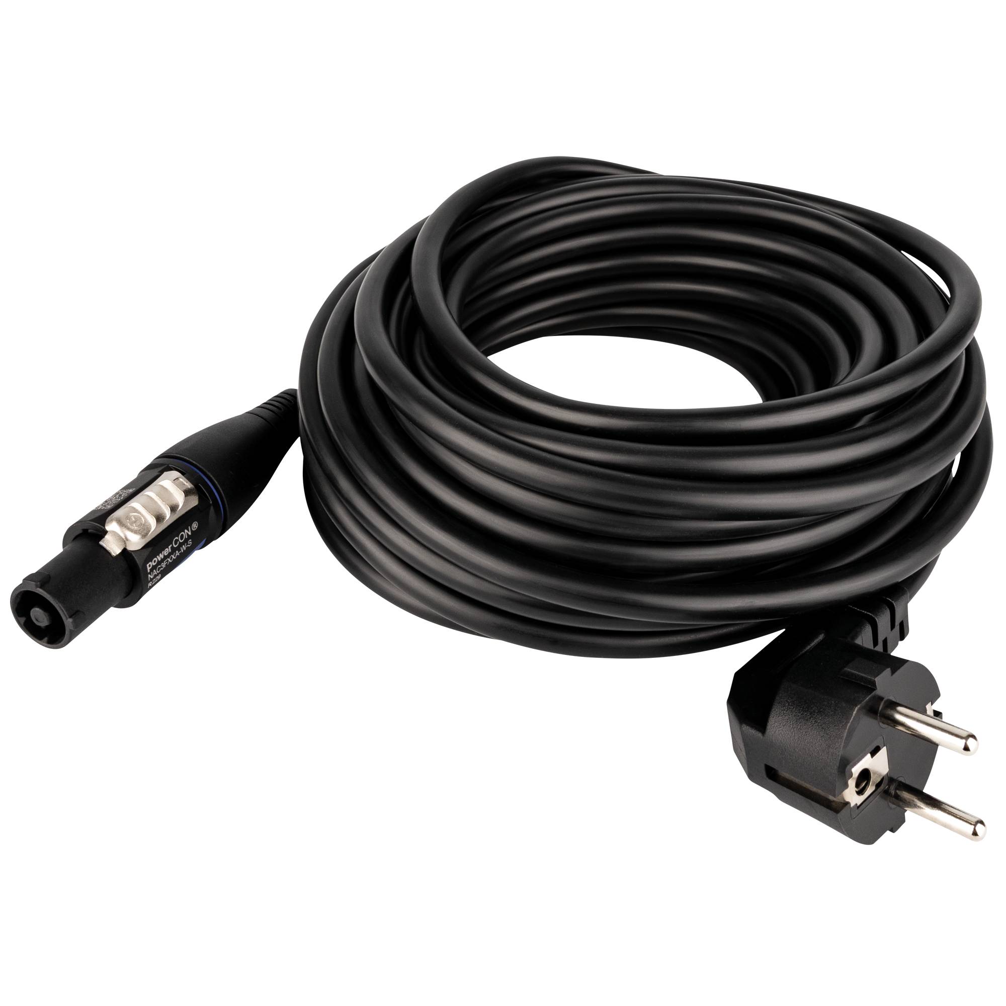 Ein langer, gewickelter schwarzer Elektrokabel mit einem Stecker auf der einen Seite und einem Anschluss auf der anderen Seite, vor einem einfarbigen schwarzen Hintergrund.