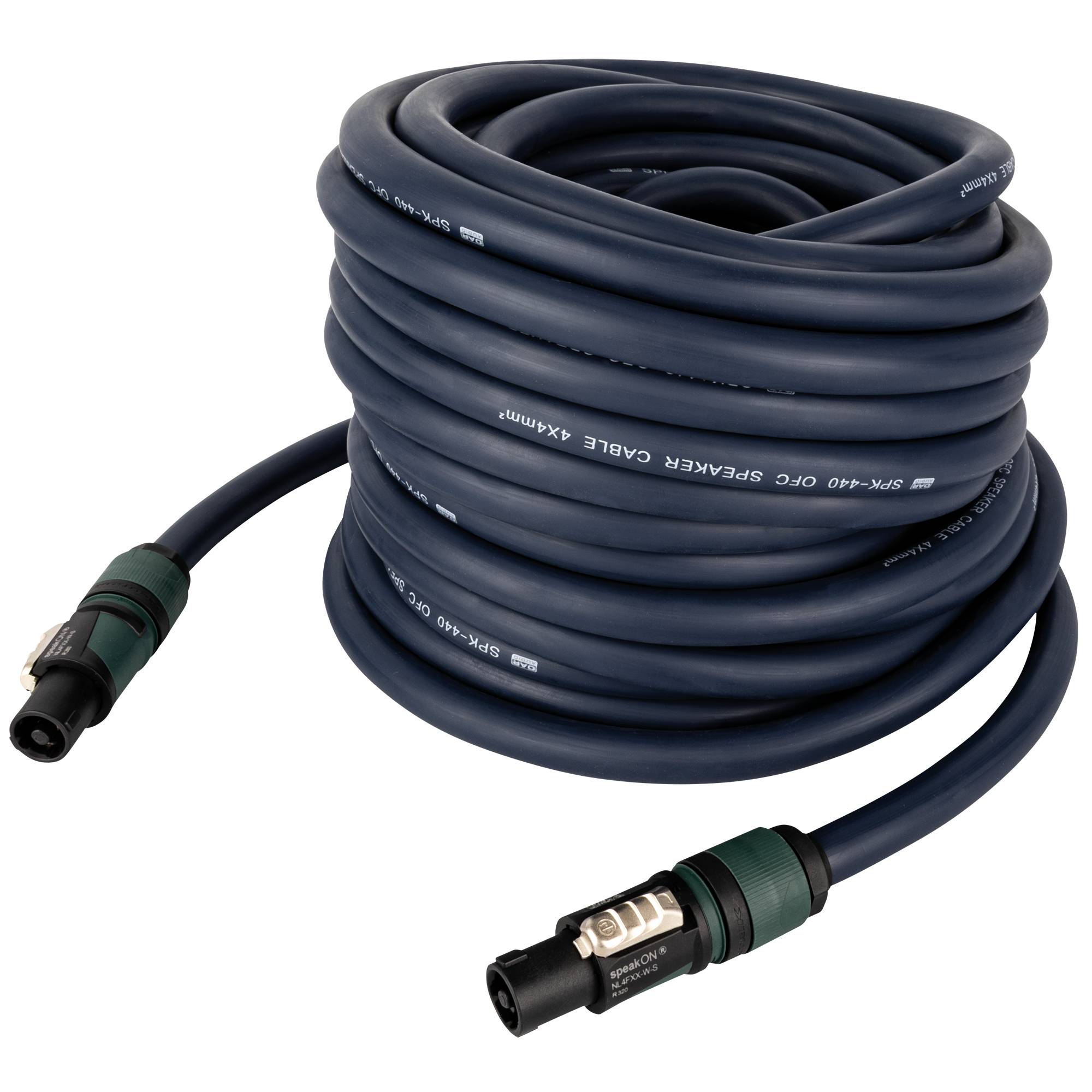 Ein gewickeltes, dickes blaues Audiokabel mit XLR-Steckern an beiden Enden, das für professionelle Sound- und Aufnahmeausrüstung verwendet wird, vor einem schwarzen Hintergrund.