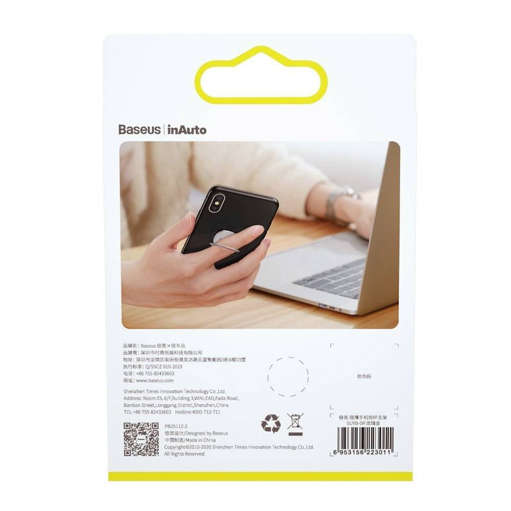 Ein schwarzes USB-Autolaradegerät, das in die Zigarettenanzünder-Steckdose eines Autos eingesteckt ist, mit einem leuchtenden blauen Ring um den Anschluss und einem angeschlossenen schwarzen Kabel.