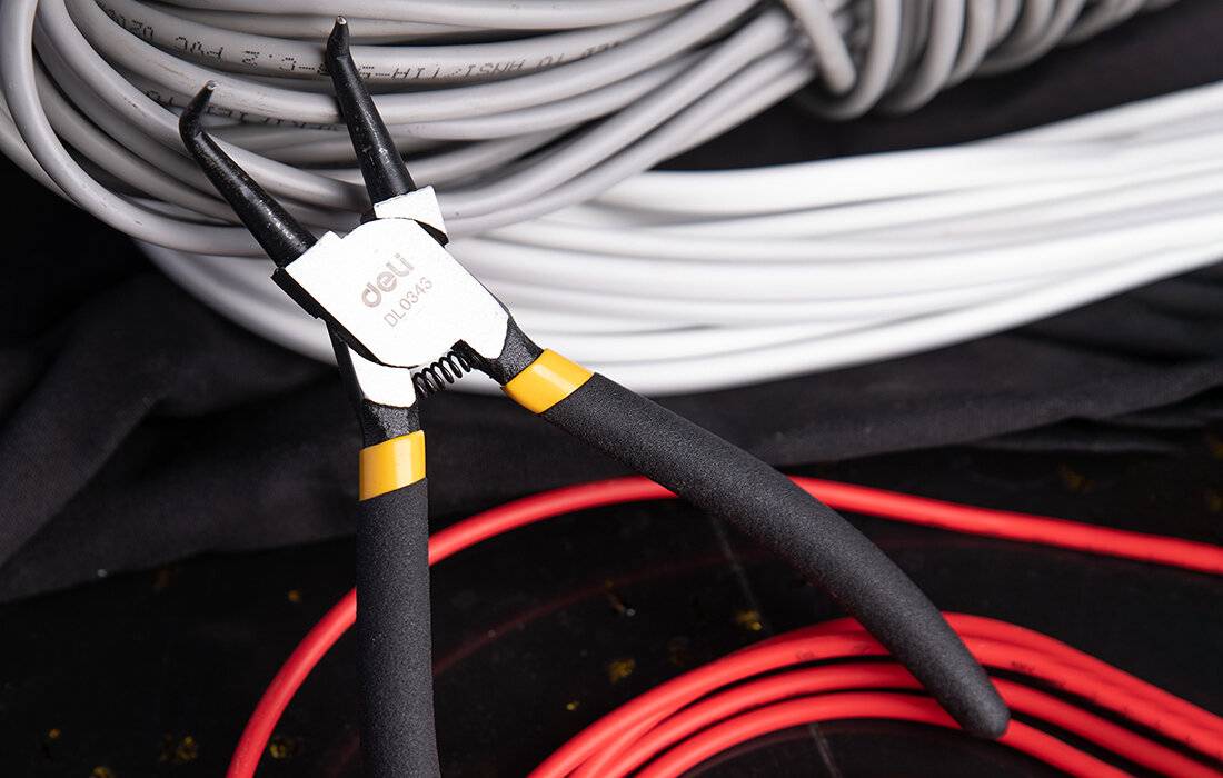 Gebogene Innensicherungsringzange 7" Deli Tools EDL0343 (schwarz)