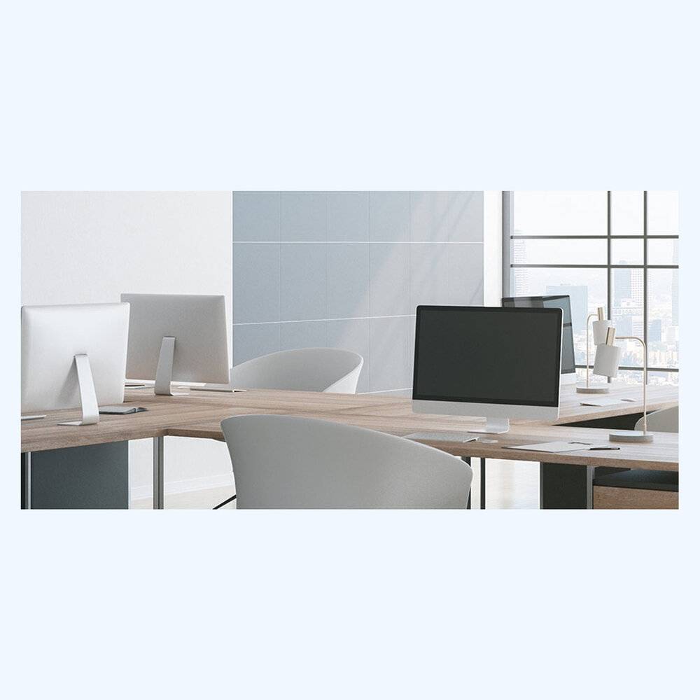 Moderner Büroraum mit Holzschreibtischen, mehreren Computern und großen Fenstern, die natürliches Licht ermöglichen. Neutrale Farbpalette.