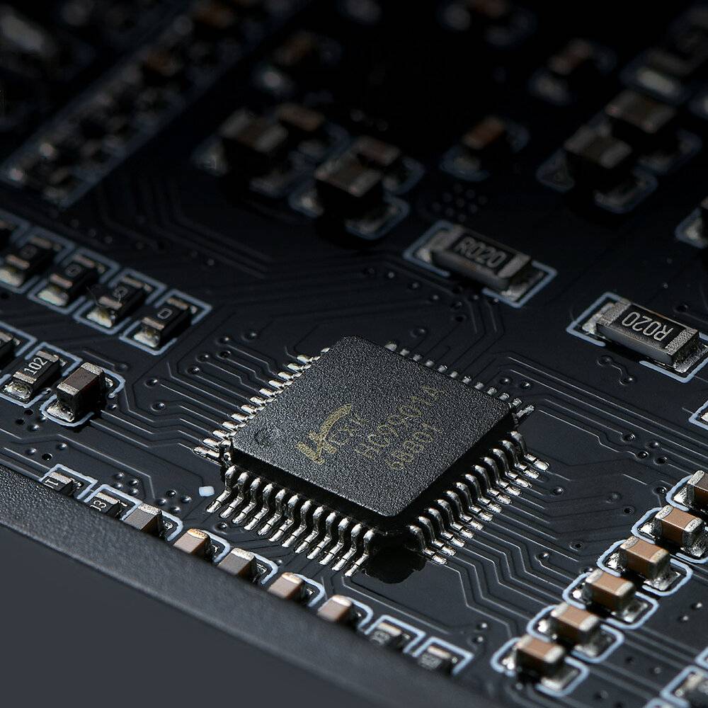 Nahaufnahme eines Computermikrochips auf einer Leiterplatte, umgeben von verschiedenen elektronischen Komponenten, die technologische Präzision hervorheben.