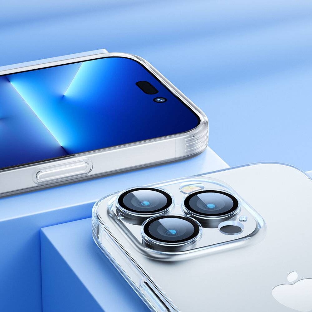 Ein Smartphone mit metallrahmen und dreifachem Kamerasystem auf einer blauen Oberfläche, das sein schlankes Design und fortschrittliche Technologiefunktionen zur Schau stellt.