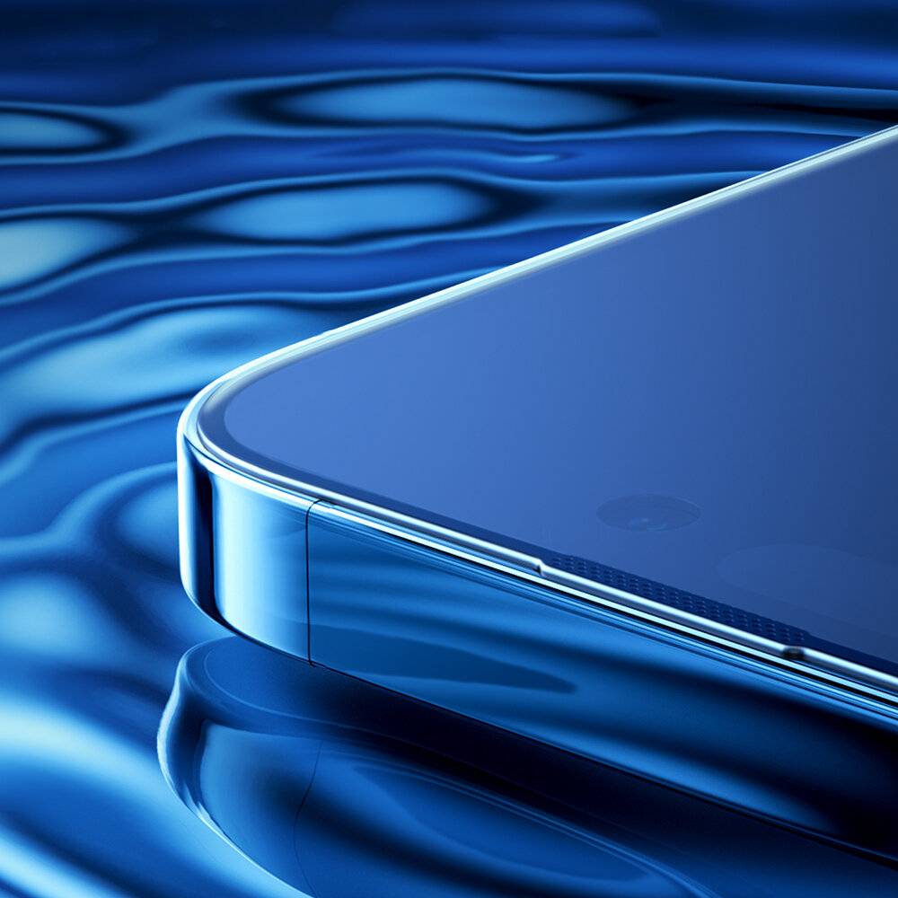 Ein elegantes Smartphone mit einer reflektierenden Glasoberfläche grenzt an einen welligen, glänzenden blauen Hintergrund an und hebt sein modernes Design hervor.