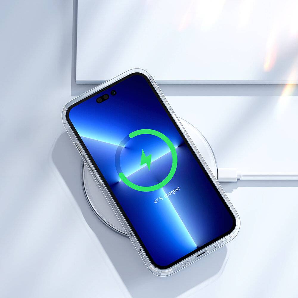 Ein Smartphone auf einer kabellosen Ladestation zeigt auf dem Bildschirm 