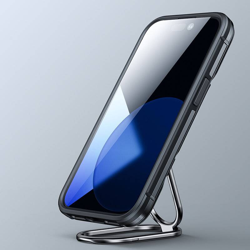 Ein Smartphone mit blauem und schwarzem Bildschirm steht auf einem Metallständer und zeigt eine reflektierende Oberfläche vor einem grauen Hintergrund.