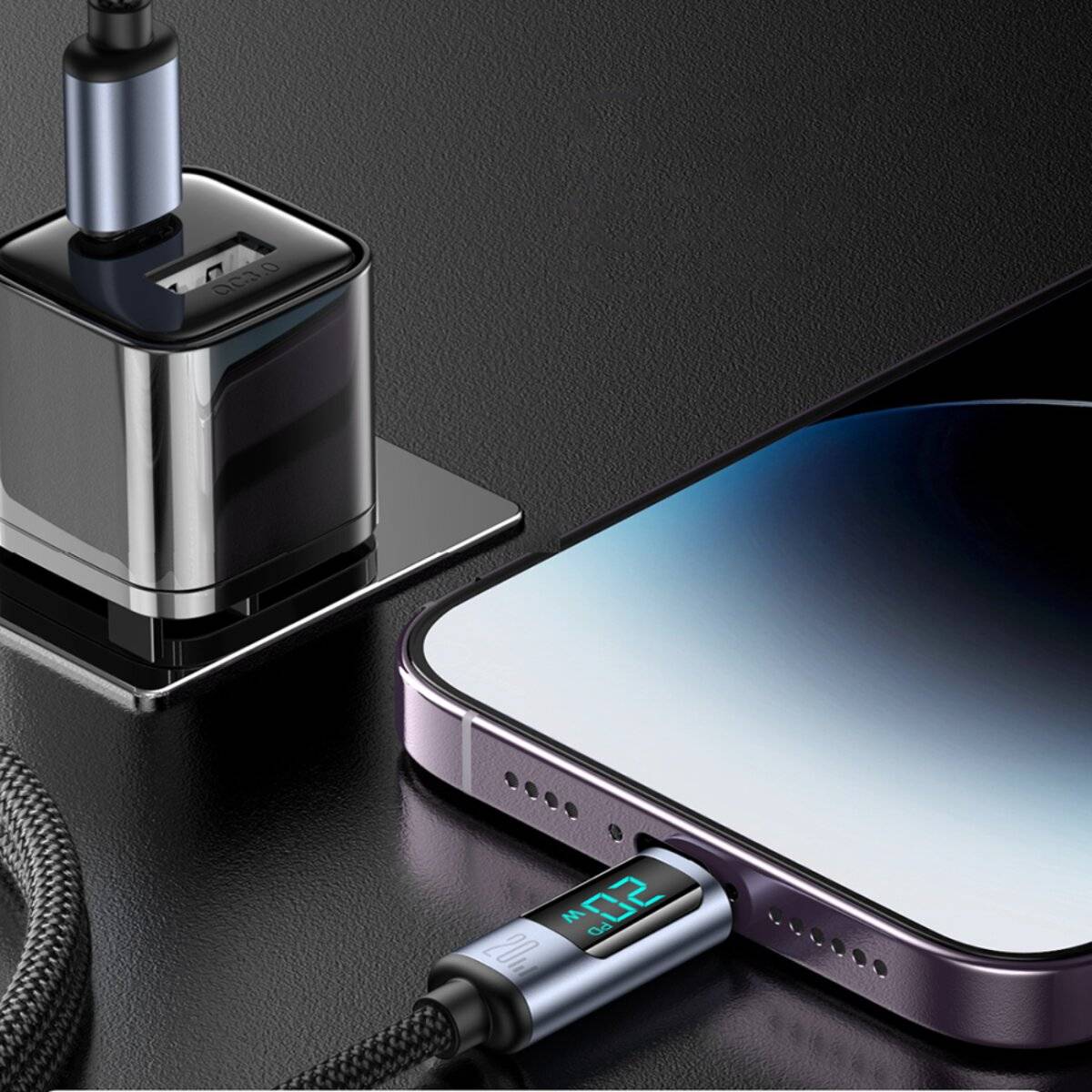 Ein Smartphone wird über ein schwarzes geflochtenes Kabel an einem schlanken Netzteil aufgeladen. Der Anschluss des Kabels zeigt einen digitalen Ladeprozentsatz an.