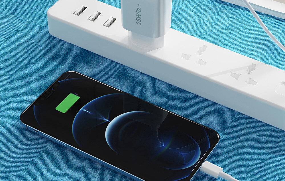 Schnellladegerät Foneng 1x USB EU40 25W + USB C zu Lightning Kabel