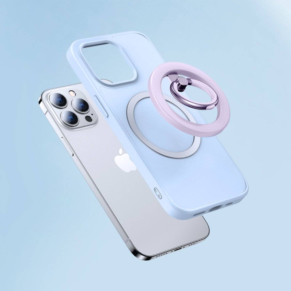 Ein silbernes Smartphone mit drei Kameras ist mit einer hellblauen Hülle mit einem pinken Ringständer vor einem hellblauen Hintergrund kombiniert.