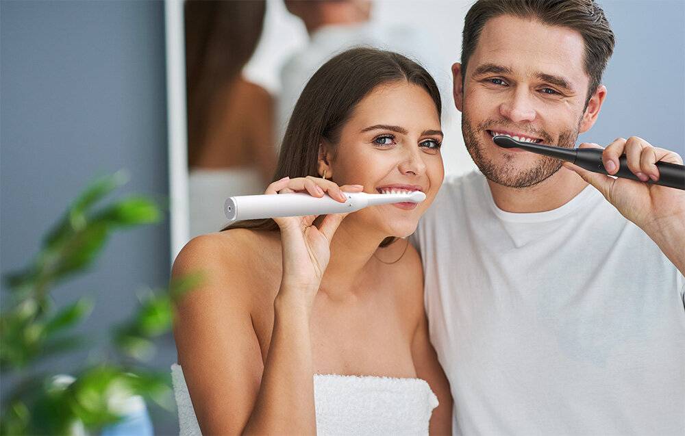 Elektrische Zahnbürste mit Spitzen Set und 2 Halter Bitvae D2+D2 (weiß und schwarz)