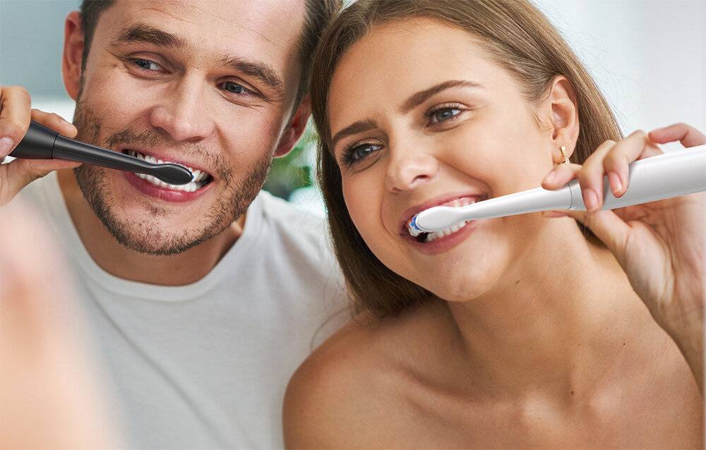 Elektrische Zahnbürste mit Spitzen Set und 2 Halter Bitvae D2+D2 (weiß und schwarz)