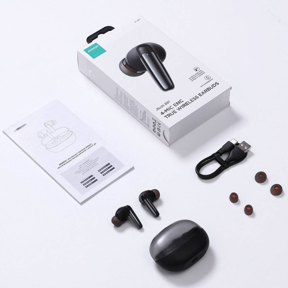 „Set aus Kopfhörern mit Schachtel, Ladekabel, zusätzlichen Ohraufsätzen, Bedienungsanleitung und Kopfhörertasche auf einer weißen Oberfläche angeordnet. Schachtel mit der Aufschrift „True Wireless Earbuds