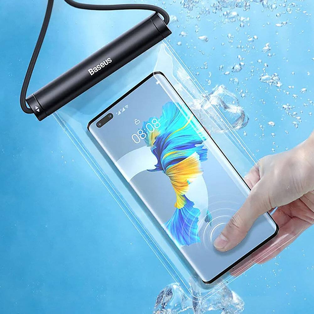 Eine Hand taucht ein Smartphone in klares Wasser ein, geschützt durch eine transparente wasserdichte Hülle, die an einer schwarzen Schnur befestigt ist.