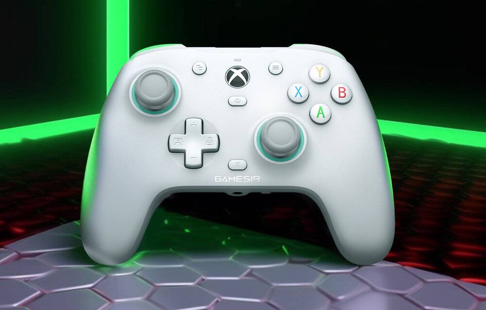 Ein weißer Gaming-Controller mit farbigen Tasten und dual Joysticks, vor einem Hintergrund mit leuchtendem Neongrün und Sechseck-Muster.