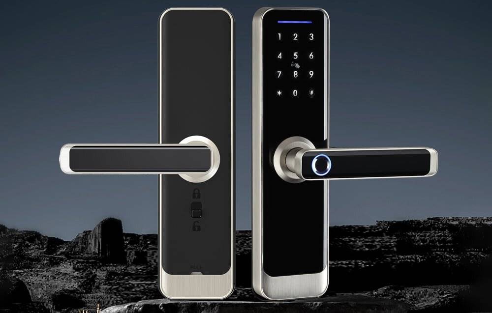 Ein elegantes schwarzes digitales Türschloss mit Touchpad und Fingerabdruckscanner. Das Schloss zeigt Zahlen und Symbole an, die seine Funktionen anzeigen.