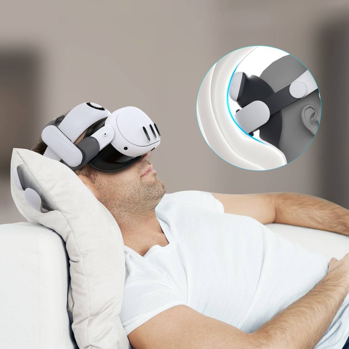 Person liegt auf einer Couch und trägt ein Virtual-Reality-Headset, mit einer Vergrößerung, die das verstellbare Kopfband des Headsets zeigt.