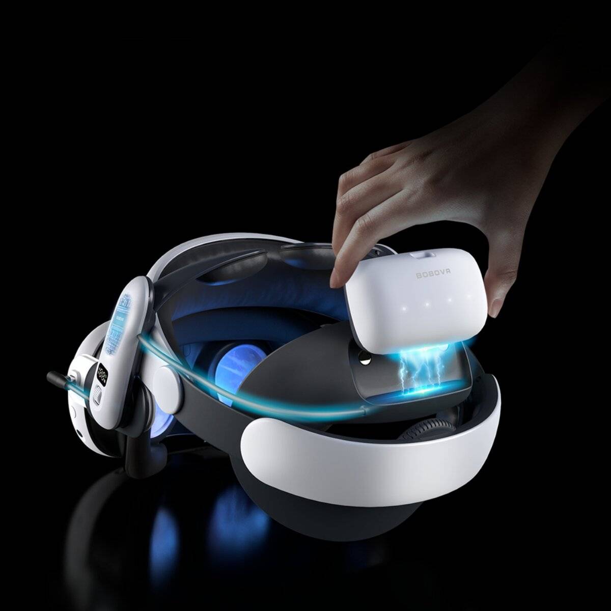 Eine Hand einer Person greift nach einem Virtual-Reality-Headset, das vor einem dunklen Hintergrund präsentiert wird, was die Interaktion mit fortschrittlicher Technologie andeutet.