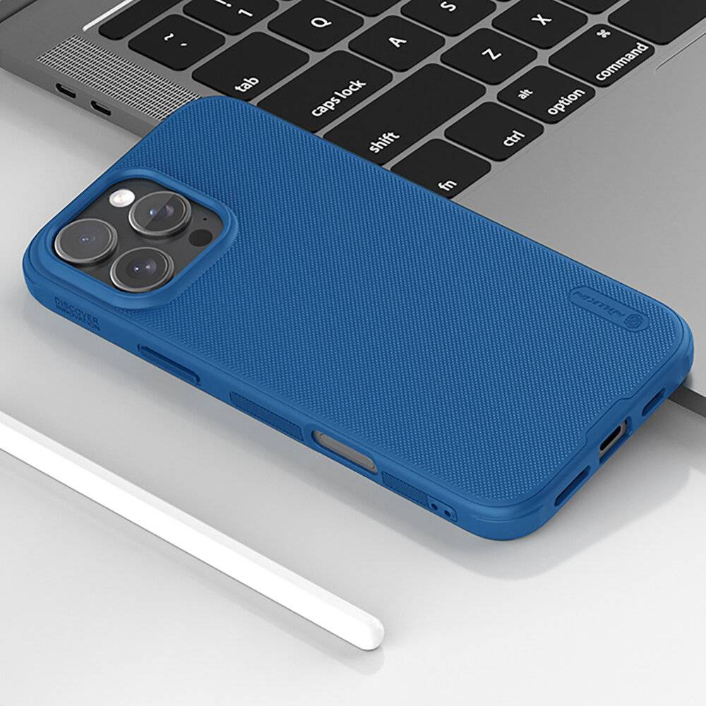 Ein blaues Smartphone mit Dreifachkamera sitzt auf einer silbernen Laptop-Tastatur neben einem Stift und deutet auf einen technologie-fokussierten Arbeitsplatz hin.