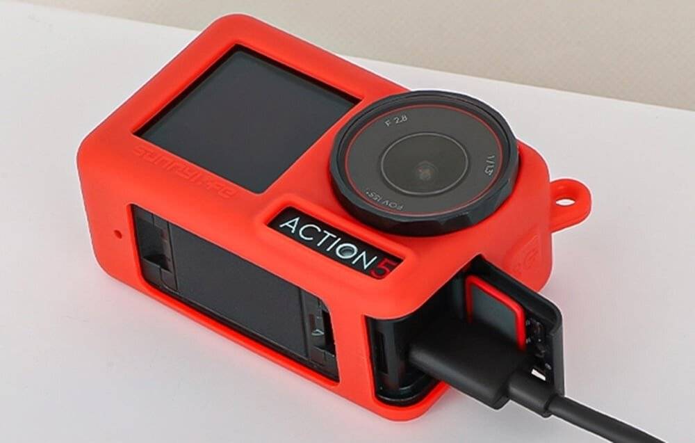 Sunnylife OA5-BHT885-R Silikonhülle mit Armband für ACTION 5 PRO (rot)