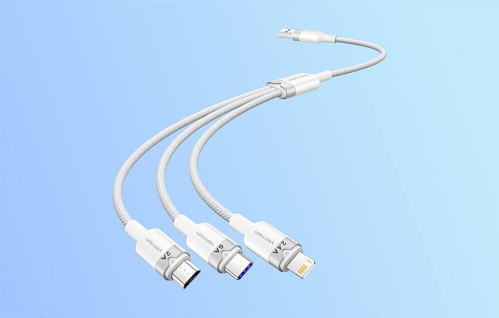 Ein USB-Kabel mit drei Anschlüssen: Micro-USB, USB-C und Lightning, geeignet zum Laden verschiedener Geräte, auf blauem Hintergrund.