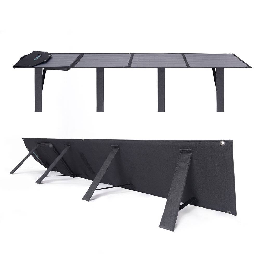 Ein faltbares Solarpaneel mit mehreren verstellbaren Ständern, von zwei Winkeln gezeigt, wahrscheinlich zur tragbaren Outdoor-Energieaufladung verwendet.