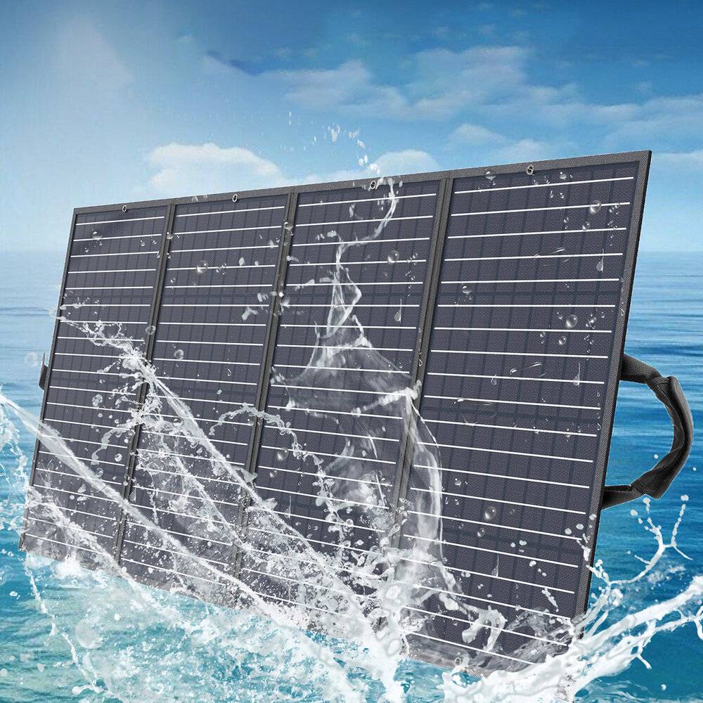 Ein Solarpanel, das teilweise in Wasser untergetaucht ist, unter einem blauen Himmel, das die Wasserdichtheit und die nachhaltige Energienutzung demonstriert.