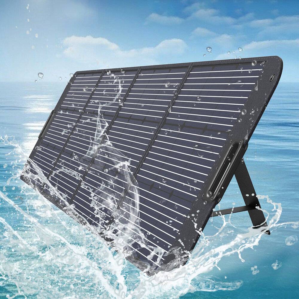 Ein Solarpanel steht in einem Winkel auf einer Halterung, umgeben von spritzendem Wasser, vor einem Hintergrund aus klarem blauem Himmel und ruhigem Meer.
