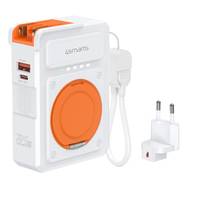 Tragbare Powerbank in Weiß und Orange mit integriertem Kabel, USB-Anschlüssen, LED-Ladeanzeige und abnehmbarem zweipoligem Netzstecker.