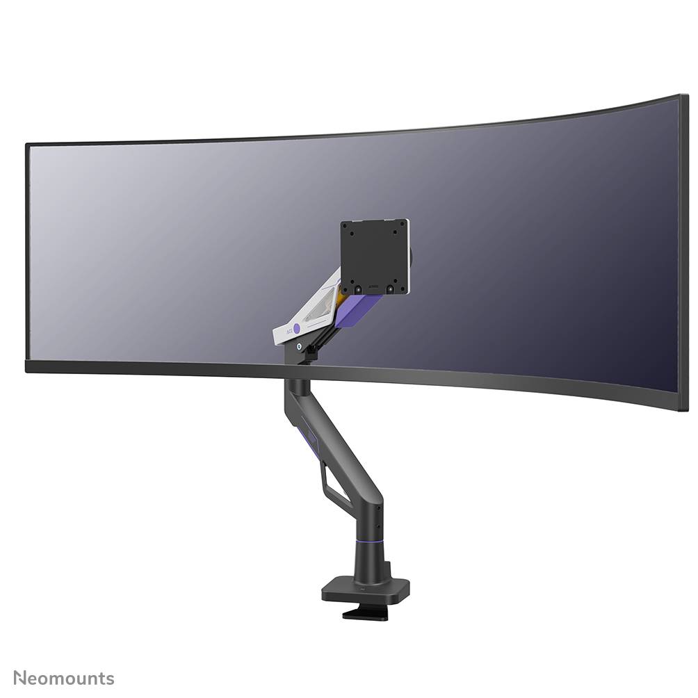 Ultra-breiter gekrümmter Monitor auf einer einzigen verstellbaren Schreibtischarmklemme montiert, Vorderansicht auf weißem Hintergrund.