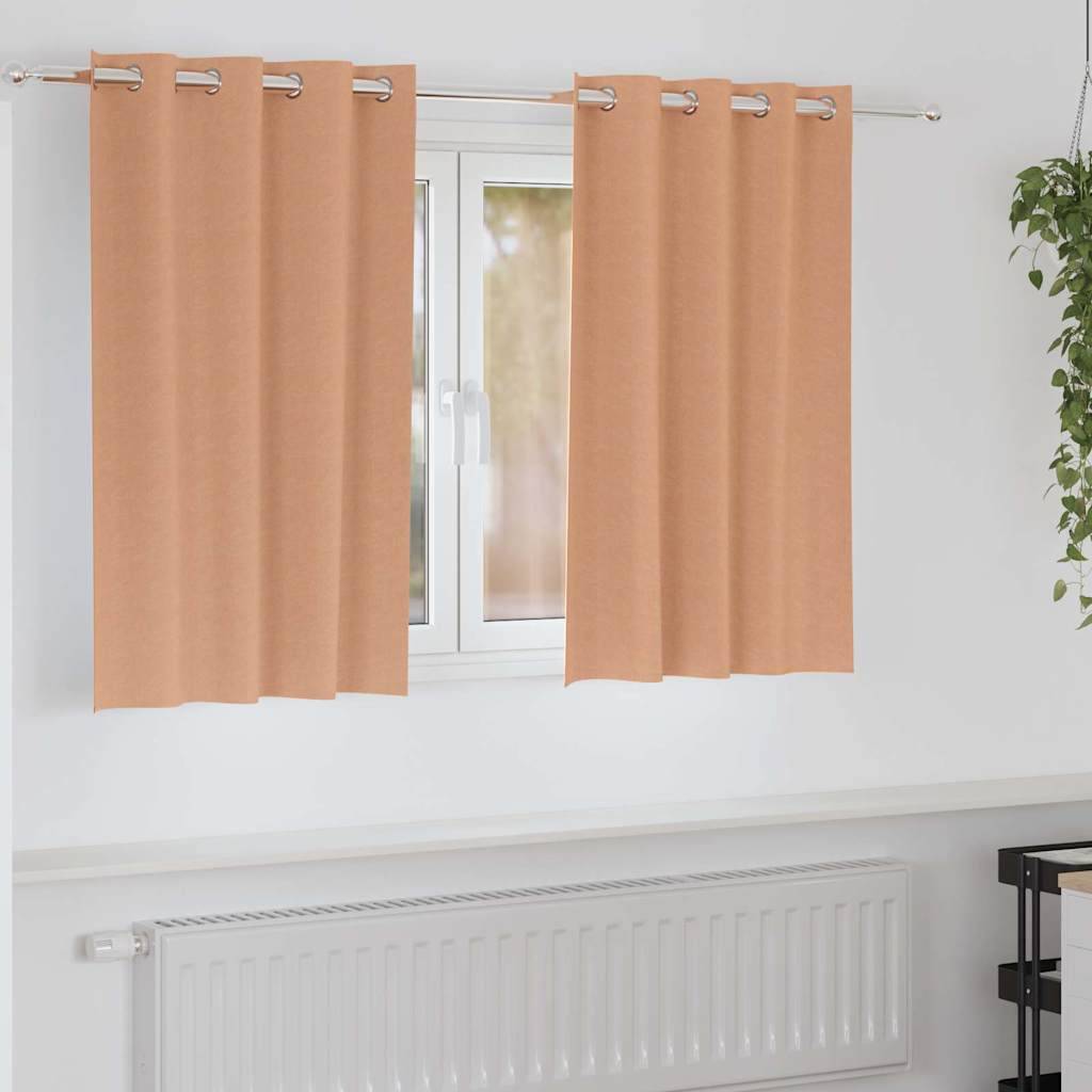 Ein weißer Raum zeigt ein Fenster mit geschlossenen beigen Vorhängen. Unterhalb des Fensters befindet sich ein Heizkörper, und ein kleiner Teil einer Topfpflanze ist rechts sichtbar.