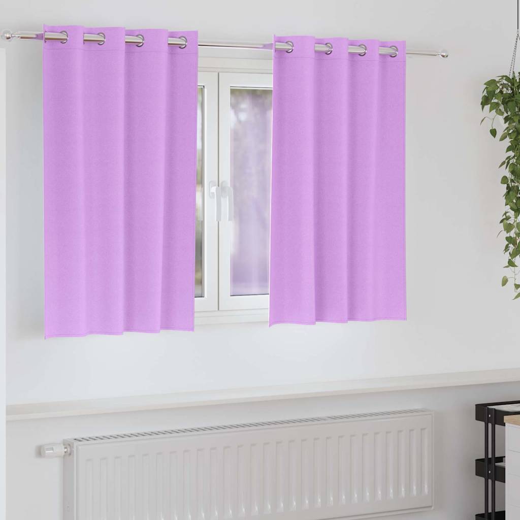 Zwei Lavendelvorhänge, die über einem kleinen Fenster in einem Raum mit einem Heizkörper darunter hängen.