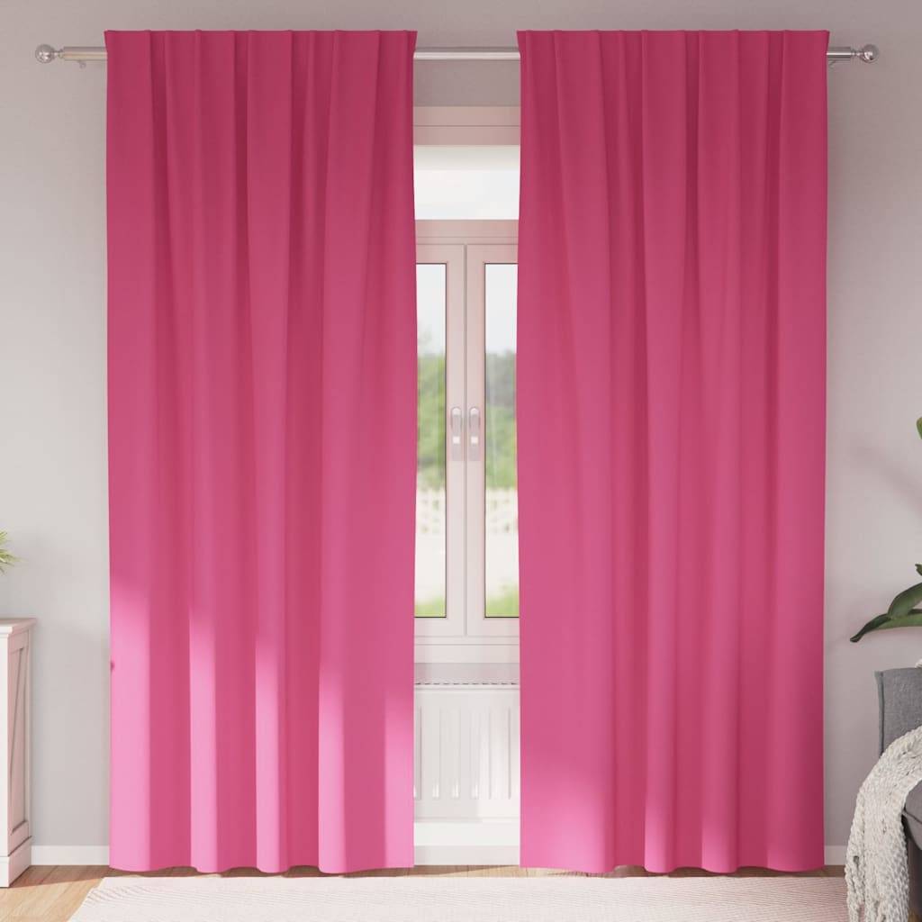 Rosa Vorhänge, die vor einem Fenster in einem hellen Raum hängen und teilweise geöffnet sind, um Licht hereinzulassen.