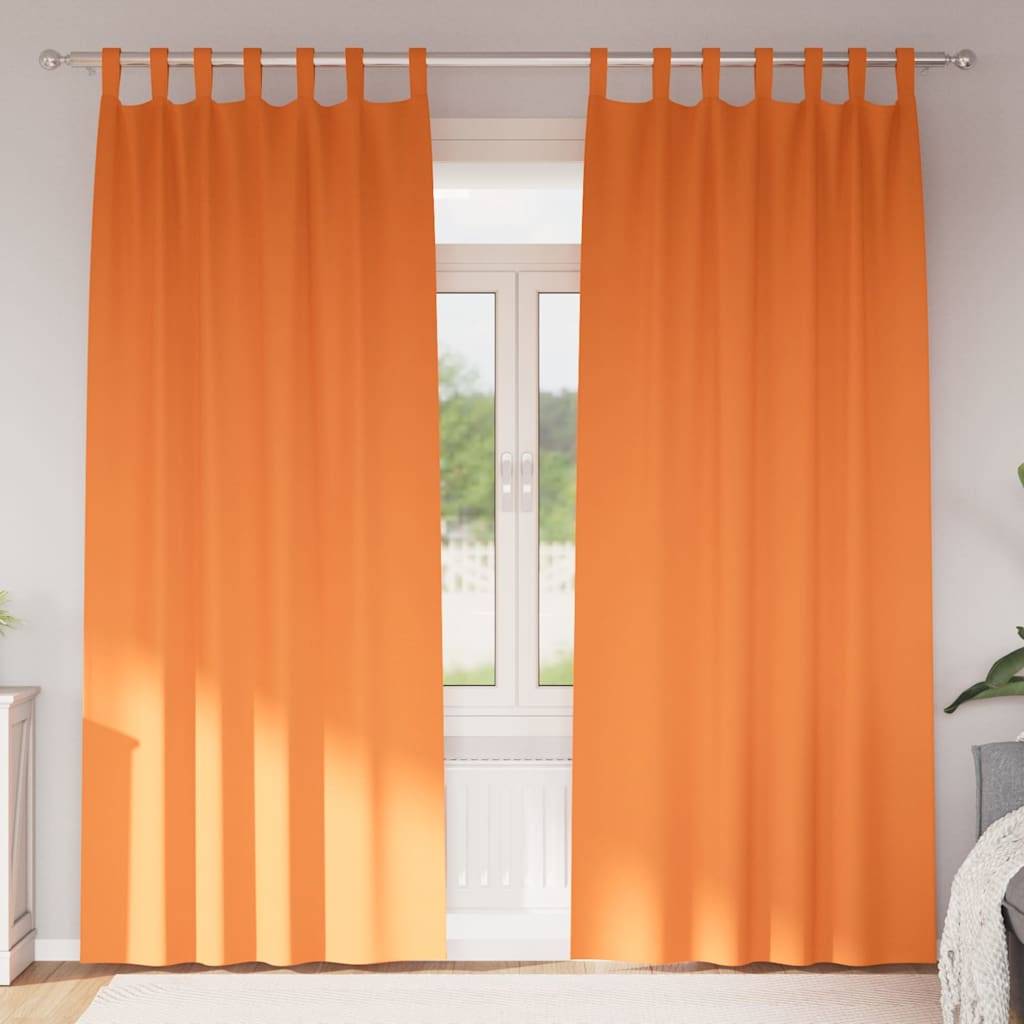 Leuchtend orangefarbene Vorhänge hängen vor einem Fenster in einem Raum, wobei das Licht hereinfiltriert und weiche Schatten auf den Boden und die Wand wirft.