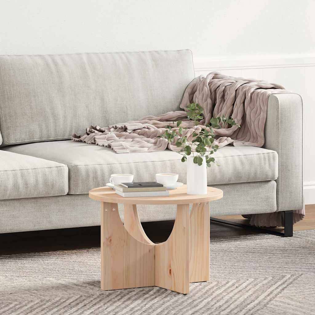 Eine gemütliche Wohnzimmereinrichtung mit einem bequemen beigen Sofa mit weichen Decken, einem Holzkaffeetisch und einer kleinen Pflanze auf einem Teppich.