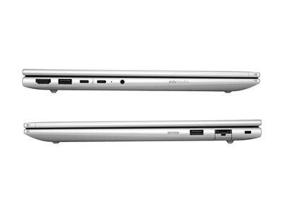 Zwei silberne Laptops aus der Seitenansicht, die Anschlüsse und Designdetails zeigen; der obere trägt die 